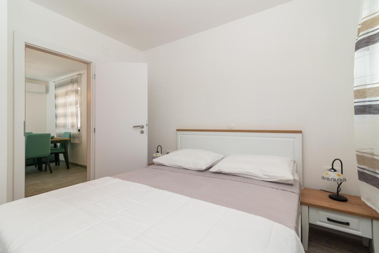 Small Private House With A Terrace In Trogir 아파트 외부 사진