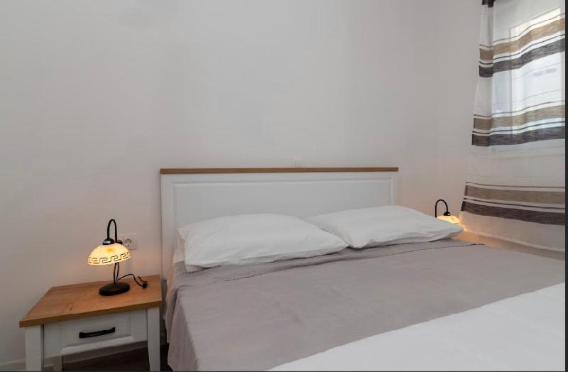 Small Private House With A Terrace In Trogir 아파트 외부 사진